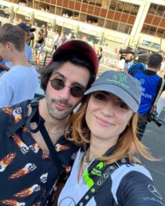 Nathalie Odzierejko Instagram - J’ai exploré le GP en maillot de cyclisme… hors thème la go. En même temps je me disais bien que c’était bizarre d’avoir des poches pour glisser des gourdes dans le dos🤔 C’était incroyable à voir ce @gp_explorer , quelle journée!! Bravo @xsqueezie et toute sa team d’avoir monté ça, c’est fou de voir à quel point l’événement rassemble et à quel point tout le monde était chaud 🔥🏁 #invitation #collaborationnonrémunérée LeMans
