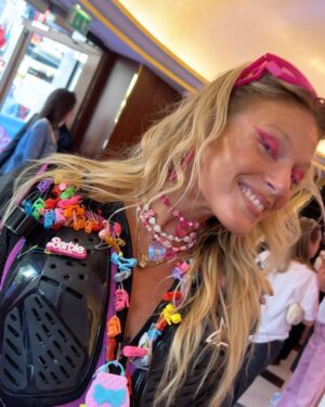 Nathalie Odzierejko Instagram - Hi Barbie!! Lâchez une pluie d’emoji roses dans les commentaires 💕💖💘🎀💞
(j’ai complètement adoré ce film)