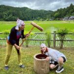 Nathalie Odzierejko Instagram - Vlog 2 du Japon en ligne 🇯🇵 Dans l’ordre: 1: qui vient se baigner avec moi? 2: Ursula qui lève un bras au milieu du plus gros passage piéton au monde 3: maneki-neko à gogo 4: le temple aux 10 000 tori 5: idée photo de ma mère 6: une cochonne en liberté 7: l’ange du cacao 8: un samouraï bancal 9: c’est moi qui l’ai fait 10: des barres, j’suis au sol. ( lien du vlog en bio ) Japan