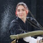 Nathalie Odzierejko Instagram - Vlog 2 du Japon en ligne 🇯🇵 Dans l’ordre: 1: qui vient se baigner avec moi? 2: Ursula qui lève un bras au milieu du plus gros passage piéton au monde 3: maneki-neko à gogo 4: le temple aux 10 000 tori 5: idée photo de ma mère 6: une cochonne en liberté 7: l’ange du cacao 8: un samouraï bancal 9: c’est moi qui l’ai fait 10: des barres, j’suis au sol. ( lien du vlog en bio ) Japan