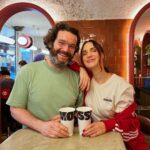 Nathalie Odzierejko Instagram - J’ai ouvert un coffee shop ET un salon de coiffure ! Bienvenue chez @mousse.paris 🫧 Je suis tellement heureuse de vous en parler enfin. Ça fait un an qu’on travaille dessus en secret 🤗 Merci à mon incroyable team de m’accompagner dans cette nouvelle aventure et un énorme big up à @aurelienbertrand sans qui ce projet n’aurait jamais existé ! ( et merci à @axel_en_vrai qui me fait rire pour les photos ) Nb: la dernière photo c’est ma mère qui tape une sieste dans le bac à shampooing. Normal. Rue Des Archives 75004 Paris