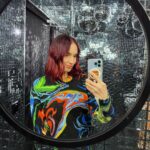 Nathalie Odzierejko Instagram - J’ai ouvert un coffee shop ET un salon de coiffure ! Bienvenue chez @mousse.paris 🫧 Je suis tellement heureuse de vous en parler enfin. Ça fait un an qu’on travaille dessus en secret 🤗 Merci à mon incroyable team de m’accompagner dans cette nouvelle aventure et un énorme big up à @aurelienbertrand sans qui ce projet n’aurait jamais existé ! ( et merci à @axel_en_vrai qui me fait rire pour les photos ) Nb: la dernière photo c’est ma mère qui tape une sieste dans le bac à shampooing. Normal. Rue Des Archives 75004 Paris