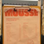 Nathalie Odzierejko Instagram - J’ai ouvert un coffee shop ET un salon de coiffure ! Bienvenue chez @mousse.paris 🫧 Je suis tellement heureuse de vous en parler enfin. Ça fait un an qu’on travaille dessus en secret 🤗 Merci à mon incroyable team de m’accompagner dans cette nouvelle aventure et un énorme big up à @aurelienbertrand sans qui ce projet n’aurait jamais existé ! ( et merci à @axel_en_vrai qui me fait rire pour les photos ) Nb: la dernière photo c’est ma mère qui tape une sieste dans le bac à shampooing. Normal. Rue Des Archives 75004 Paris
