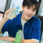Nattawat Jirochtikul Instagram - 🌫️ฝุ่น PM 2.5 ทำลายผิวหน้า แต่คิดถึงเธอตลอดเวลาต้องทำไง😘 😭ช่วงที่ฝุ่นเยอะแบบนี้ ผมอยากแนะนำ CeraVe Micellar Cleansing Water และ CeraVe SA Smoothing Cleanser คู่หูตัวช่วยที่กู้ผิวหน้าให้แข็งแรง เรียบเนียน แถมทำความสะอาดเมคอัพได้อย่างหมดจด และยังอ่อนโยน ดูแลผิวให้แข็งแรงขึ้น คนผิวแพ้ง่าย บอบบาง ต้องเลิฟ💙 #เซราวีไมเซล่าลบเมคอัพไม่ทำร้ายปราการผิว #เซราวีคลีนเซอร์ผิวแข็งแรง #CeraVeThailand