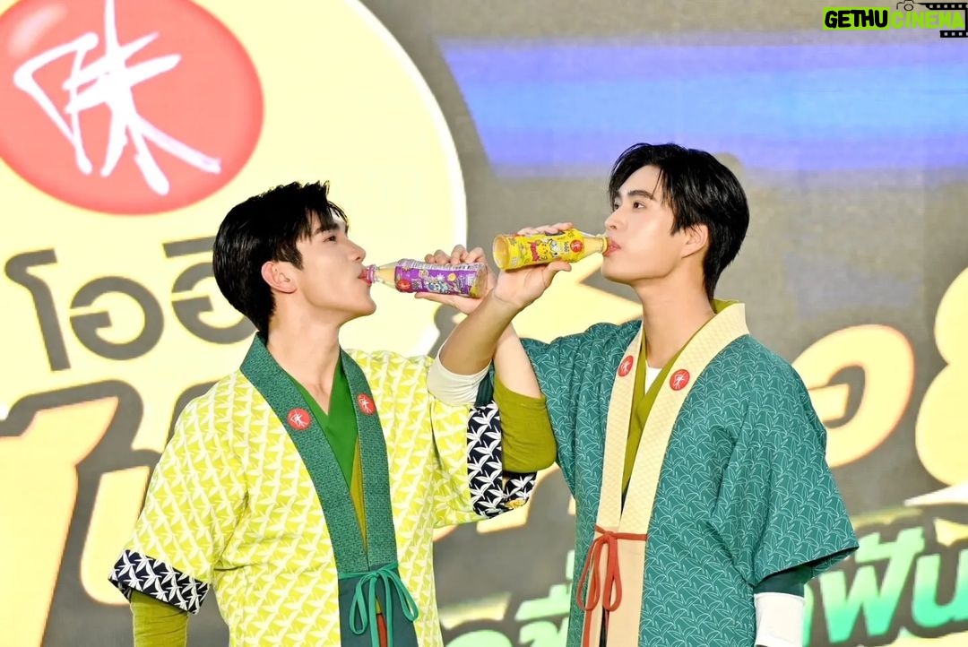 Nattawat Jirochtikul Instagram - งานนี้ที่พวกเราสดชื่นได้เต็มที่ขนาดนี้ ก็ต้องขอบคุณทุกคนที่มาร่วมสร้างความสปาร์คจอยนะครับ คอยติดตามความสนุกจากพวกเราและโออิชิได้ตลอดซัมเมอร์นี้เลยครับ🌱⚡️ ส่วนใครที่อยากไปสปาร์คจอยกับพวกเราที่ญี่ปุ่น รีบส่งรหัสใต้ฝามาลุ้นกันที่แอป Oishi Club เท่านั้นนะครับ #โออิชิสปาร์คจอยสุดฟินสดชื่นสุดฟัน #OISHIxGeminiFourth