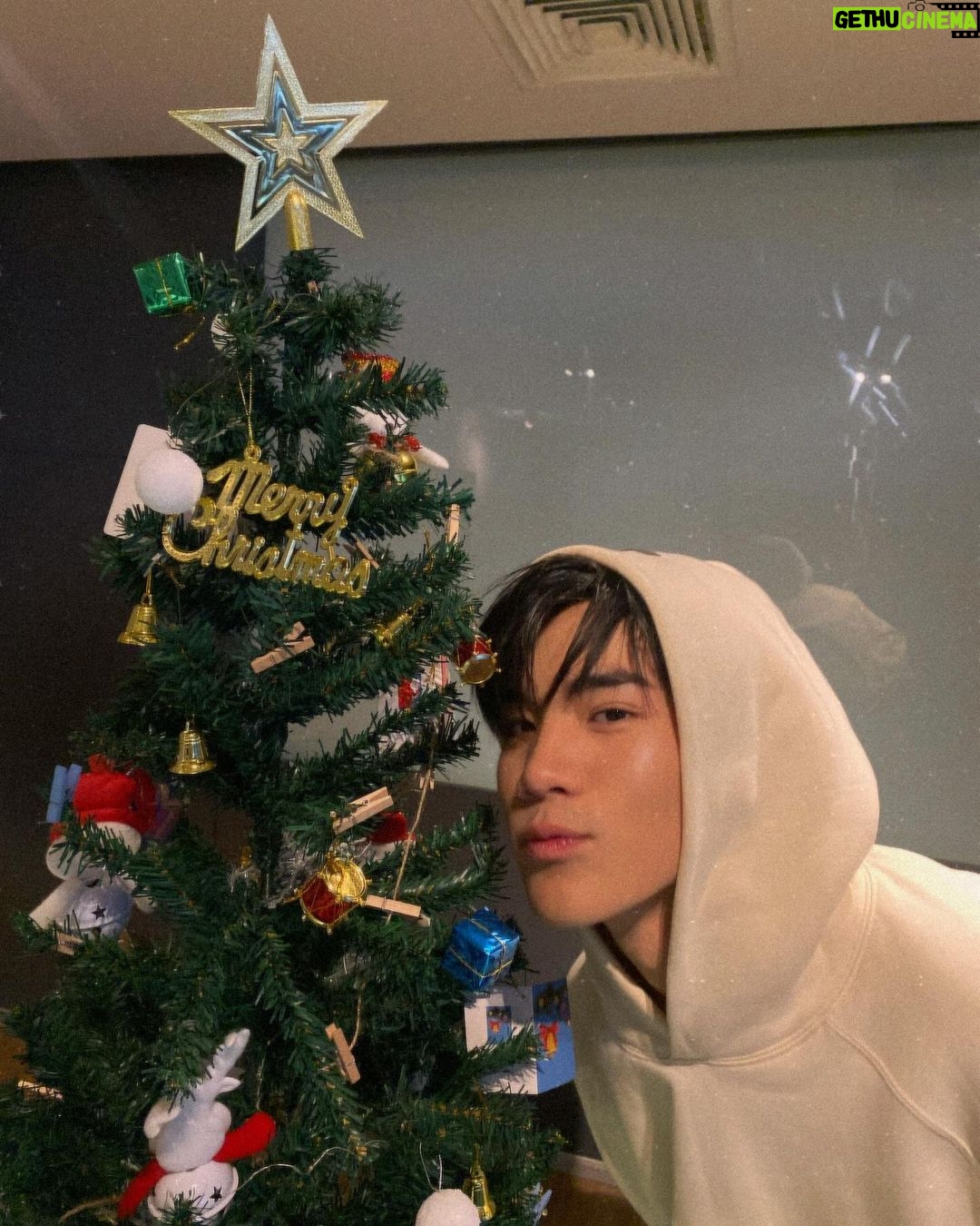 Nattawat Jirochtikul Instagram - Merry Christmas 🎁🎄