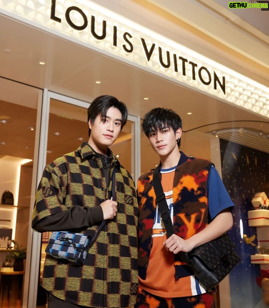 Nattawat Jirochtikul Instagram - ไม่พลาดอยู่แล้วครับ Men's store ร้านแรกในเอเชียใต้ของ Louis Vuitton @louisvuitton Siam Paragon