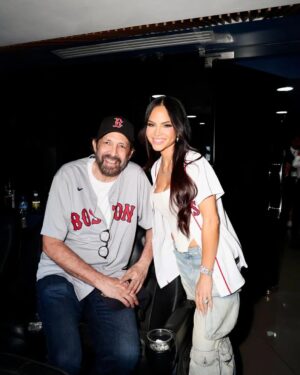 Natti Natasha Instagram - Hoy conocí a lo más grande que ha dado mi tierra como artista, músico y compositor @juanluisguerra . Que honor darle la mano al maestro. Crecí viendo todas estas personas triunfar y me honra ser parte de esta cultura DOMINICANA y representarla con Orgullo, Amor y RESPETO. 
Arriba los Latinos y los Domiii🇩🇴 @mlb @mlbdominicana