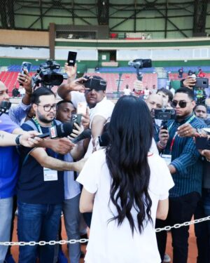 Natti Natasha Instagram - Hoy conocí a lo más grande que ha dado mi tierra como artista, músico y compositor @juanluisguerra . Que honor darle la mano al maestro. Crecí viendo todas estas personas triunfar y me honra ser parte de esta cultura DOMINICANA y representarla con Orgullo, Amor y RESPETO. 
Arriba los Latinos y los Domiii🇩🇴 @mlb @mlbdominicana