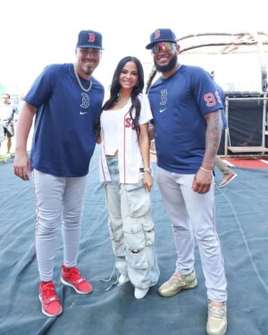 Natti Natasha Instagram - Hoy conocí a lo más grande que ha dado mi tierra como artista, músico y compositor @juanluisguerra . Que honor darle la mano al maestro. Crecí viendo todas estas personas triunfar y me honra ser parte de esta cultura DOMINICANA y representarla con Orgullo, Amor y RESPETO. 
Arriba los Latinos y los Domiii🇩🇴 @mlb @mlbdominicana
