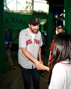Natti Natasha Instagram - Hoy conocí a lo más grande que ha dado mi tierra como artista, músico y compositor @juanluisguerra . Que honor darle la mano al maestro. Crecí viendo todas estas personas triunfar y me honra ser parte de esta cultura DOMINICANA y representarla con Orgullo, Amor y RESPETO. 
Arriba los Latinos y los Domiii🇩🇴 @mlb @mlbdominicana