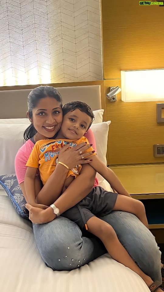 Navya Nair Instagram - ഏതാണ്ട് ഒരു വർഷം മുൻപ്... Daksh - Kidilam കാണണം Navya Nair നെ കാണണം...Navya Nair ഒരു വർഷത്തിനിപ്പുറം Daksh - Navya Chechi...Hiii Navya chechi ആണോ...ഇതാണോ നവ്യ ചേച്ചിടെ വീട്...Lekshmi പോയി കുളിച്ചു dress മാറി വാ. ഇതാണ് നമ്മുടെ പുതിയ വീട്. ഇനി ഇവിടെ ഉറങ്ങാം. അമ്മുവിനെയും വിളിക്ക്...ഇവിടെ താമസിക്കാം.... ഇത് വരെ നേരിട്ട് കണ്ടിട്ടില്ലാത്ത T V യിൽ കൂടെ മാത്രം കണ്ടിട്ടുള്ള ചേച്ചിയോട് വർഷങ്ങളായി പരിചയമുള്ള വീട്ടിലെ ഒരാളോടെന്ന കുറേ നേരം സംസാരിച്ചു. അവിടുന്ന് ദക്ഷിനെ വീട്ടിലേക്ക് കൊണ്ട് വരാൻ നല്ല പോലെ കഷ്ടപ്പെട്ടു..എന്ത് കാരണത്താലാണ് നവ്യ ചേച്ചിയോട് ഇത്രേം അടുപ്പം അവൻ കാണിക്കുന്നതെന്ന് ചോദിച്ചാൽ എനിക്കും അറിയില്ല. @navyanair143 It's very hard to find the words to express exactly how much you mean to my Daksh. And you are such a down to earth person❣ Thank you so much🙏🏻❣ Words cannot contain my feeling now. Thanks for making our day so special😍❤ #thankyou #navyanair #fanboy #malayalamcinema #kidilam #sonshine #cinema #daksh Copyright Disclaimer under Section 107 of the copyright act 1976, allowance is made for fair use for purposes such as criticism, comment, news reporting, scholarship, and research. Fair use is a use permitted by copyright Trivandrum