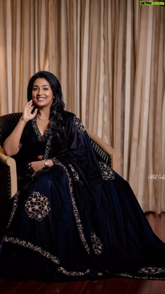 Navya Nair Instagram - “Dancing with the whispers of the wind, as Rumi beautifully puts it: ‘The wound is the place where the light enters you.’ 🌬✨ Embracing life’s journey with grace and finding beauty in every scar. 💫 #RumiQuotes #WiseWords #EmbraceTheJourney” Make up @reenuchandramukhi Costumes @madebymilankochi @sherlyregimon lakshmipremkumar
