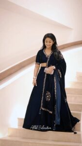Navya Nair Instagram - Bhagyas wedding reception look ❤️ It was too crowded I din get to take a click with them .. It was so much chaos but we were all happy to be together amongst the crowd too .. Special thanx to @sherlyregimon and @lakshmi_premkumar for the last minute help ❤️❤️❤️ Costume @madebymilankochi MUH @reenuchandramukhi Clicks @akhil_photography_tvm