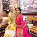 Navya Nair Instagram - Moment to cherish .. With the legend @v.p.dhananjayan .. Pride of a malayali 🤗🤗🤗 The moment I entered he welcomed with a smile and I was expecting it to be a normal welcoming smile to everyone .. Not even in my wildest dreams I thought that Dhananjeyan sir would know me .. I said namaskaram and introduced myself and he said , “I know you Navya , you are a famous actor .. Shanta also acted in the recent Mohalal movie which is yet to be released , which is Malaikottai Vaaliban “.. Sir , there are many moments in my life when people disrespect or show faces just bcos I am an actor , but this moment is one such moment I am grateful to the universe that I am an actor and also a passionate dancer .. #actorsarehardworkingtoo #passionateaboutdancing #bharatanatyam