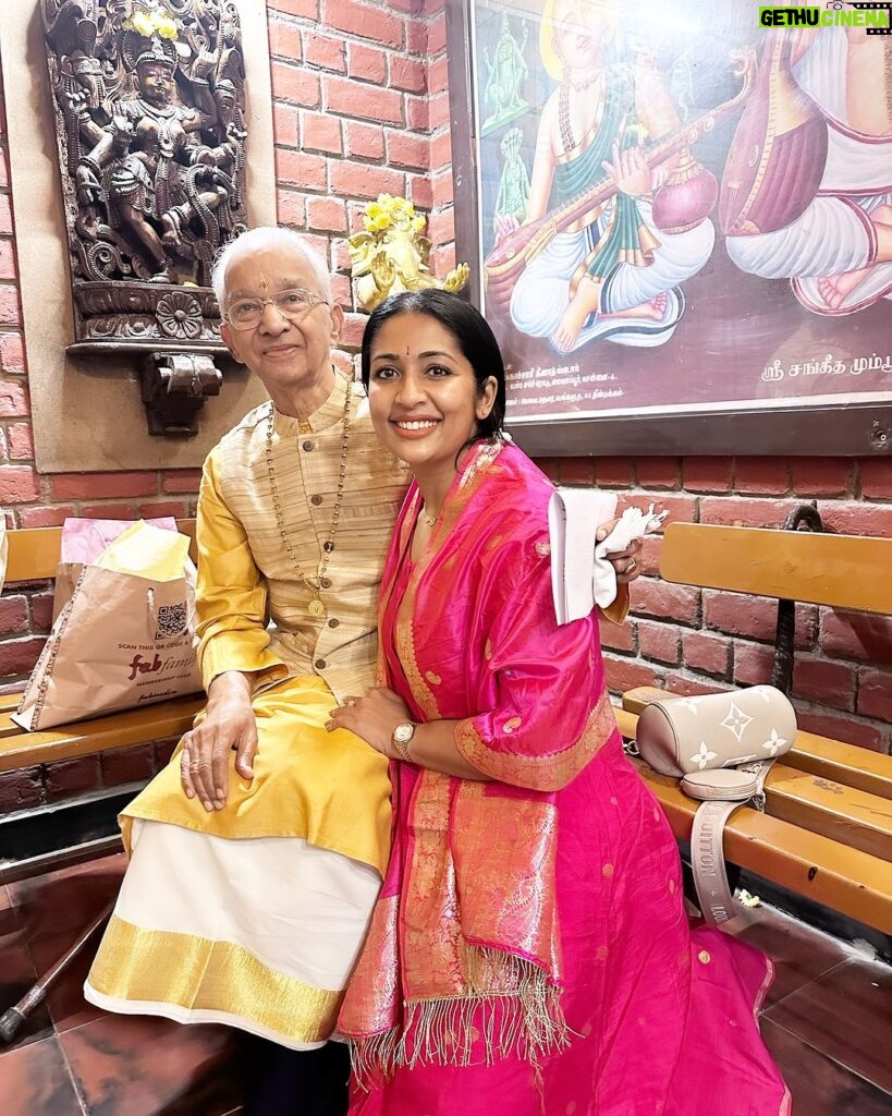 Navya Nair Instagram - Moment to cherish .. With the legend @v.p.dhananjayan .. Pride of a malayali 🤗🤗🤗 The moment I entered he welcomed with a smile and I was expecting it to be a normal welcoming smile to everyone .. Not even in my wildest dreams I thought that Dhananjeyan sir would know me .. I said namaskaram and introduced myself and he said , “I know you Navya , you are a famous actor .. Shanta also acted in the recent Mohalal movie which is yet to be released , which is Malaikottai Vaaliban “.. Sir , there are many moments in my life when people disrespect or show faces just bcos I am an actor , but this moment is one such moment I am grateful to the universe that I am an actor and also a passionate dancer .. #actorsarehardworkingtoo #passionateaboutdancing #bharatanatyam