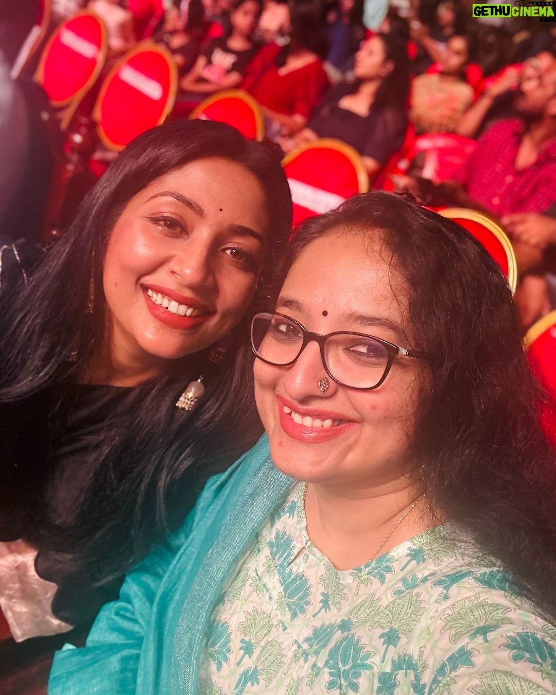 Navya Nair Instagram - കിസ പറഞ്ഞും...ചിരി പൊഴിഞ്ഞും...ഞങ്ങൾ😍 നവ്യയും ദിവ്യയും 👭 #friendshipgoals #girlpower
