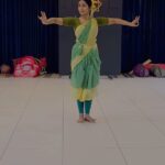 Navya Nair Instagram - Muruga kautham .. Here we used peacock movements , as peacock is the vahana or vehicle of muruga .. Choreography by my guru @priyadarsinigovind #dancebliss #divinechoreography #bharatanatyam #gurbhyonamah #chennaitimes