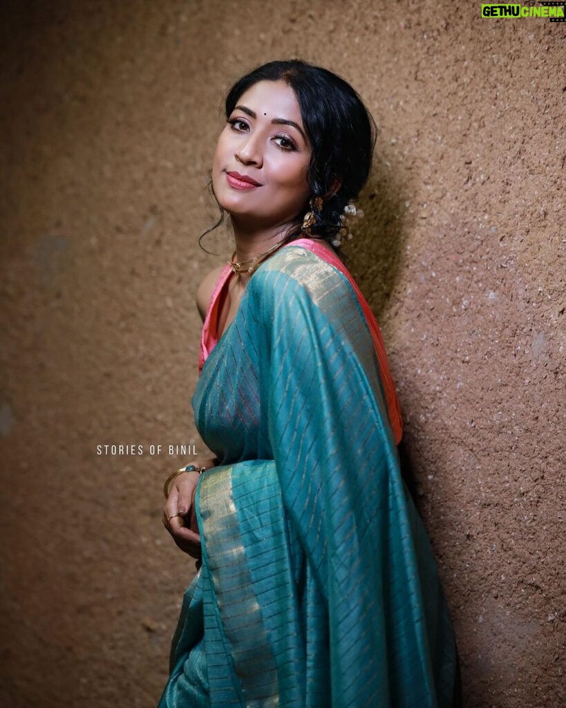 Navya Nair Instagram - Everything we hear is an opinion , not a fact Everything we see is a perspective , not the truth 💖 Styled @rn.rakhi Wearing @padmanidhi_the_blouse_boutiqu Jewellery @baala_jewels MUA @makeupby_nami_ #kidilamtimes #photoshoots #actor #juslikethat