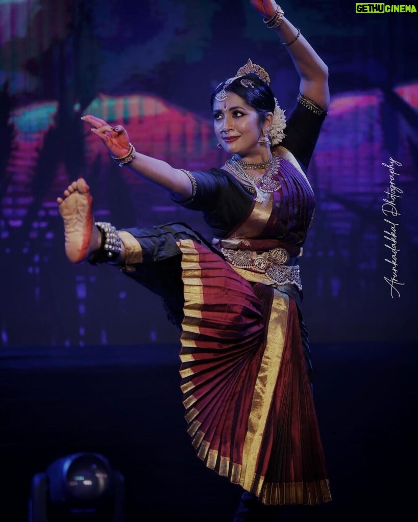 Navya Nair Instagram - “Dancing at Bio 360 Degree Science Park in honor of the Global Science Festival, organized by the Government of Kerala. Gratitude for the excellent coordination by Reshmi and the team. A heartfelt thank you to the incredible and supportive audience! 🌐🔬 #GlobalScienceFestival #DancePerformance #Gratitude” Pic courtesy @arunkadakkal_photography_ Make up @makeupby_nami_