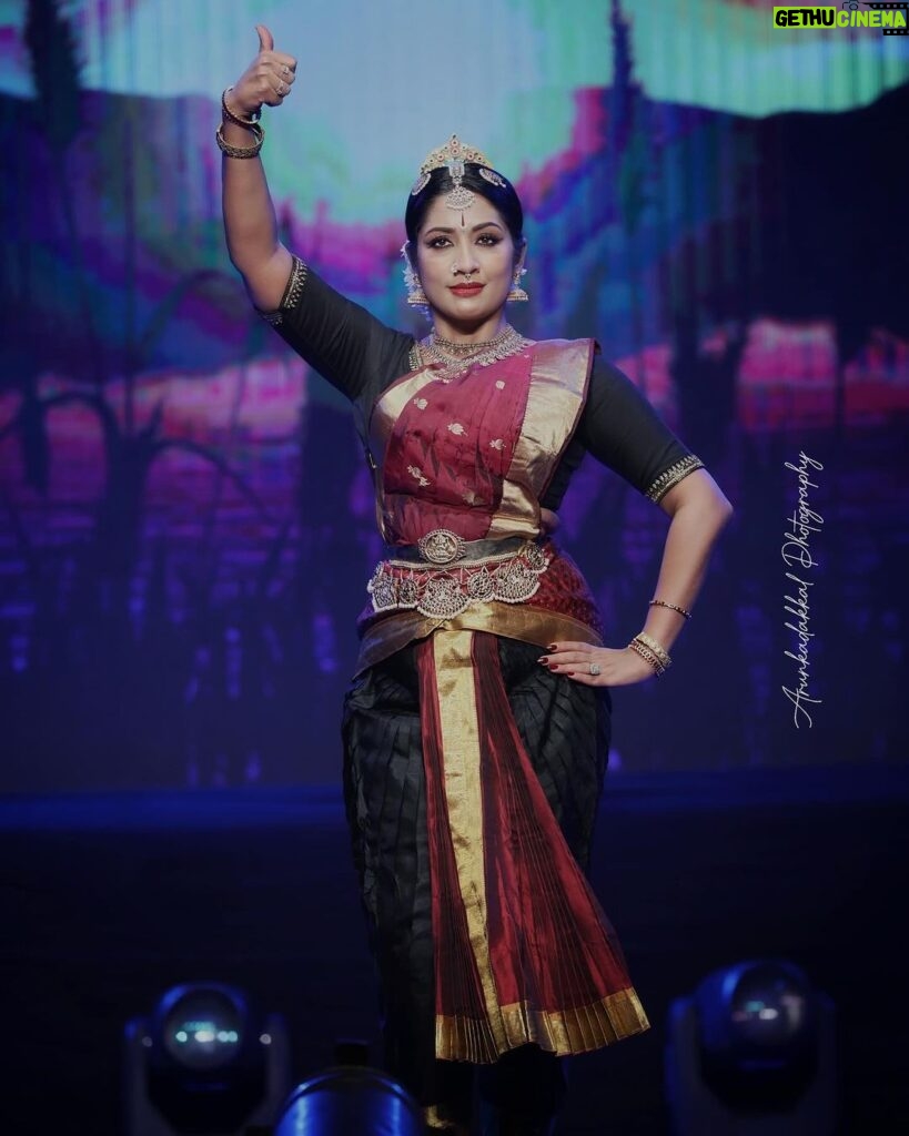 Navya Nair Instagram - “Dancing at Bio 360 Degree Science Park in honor of the Global Science Festival, organized by the Government of Kerala. Gratitude for the excellent coordination by Reshmi and the team. A heartfelt thank you to the incredible and supportive audience! 🌐🔬 #GlobalScienceFestival #DancePerformance #Gratitude” Pic courtesy @arunkadakkal_photography_ Make up @makeupby_nami_