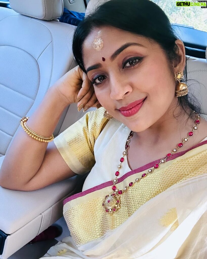 Navya Nair Instagram - “Wrapped in the elegance of a Kerala saree, basking in the glow of a beautiful darshan. Today, I feel truly divine. 🌼🌟 “ Saree @pichakamweaves #KeralaSareeMagic #DivineMoments #ambalamgirl #gratitude #godiseverything