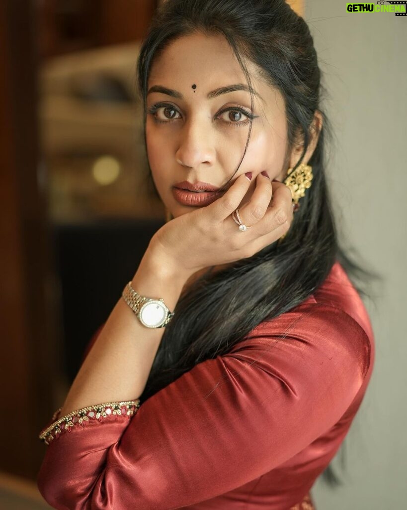 Navya Nair Instagram - Let the beauty of what you love be what you do. Camera: @akhil_photography_tvm Makeup : @reenuchandramukhi Costume : @madebymilankochi #fashion #trivandrum