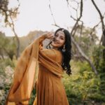 Navya Nair Instagram - Eid Mubarak 🌙 Photography : @kunjippaaru Stylist : @mayzaideh_khalid @style_with_may Outfit : @kpretbykalaakari Jewellery: @alameen_fashion_jewels #eidmubarak #festiveseason #love #happy