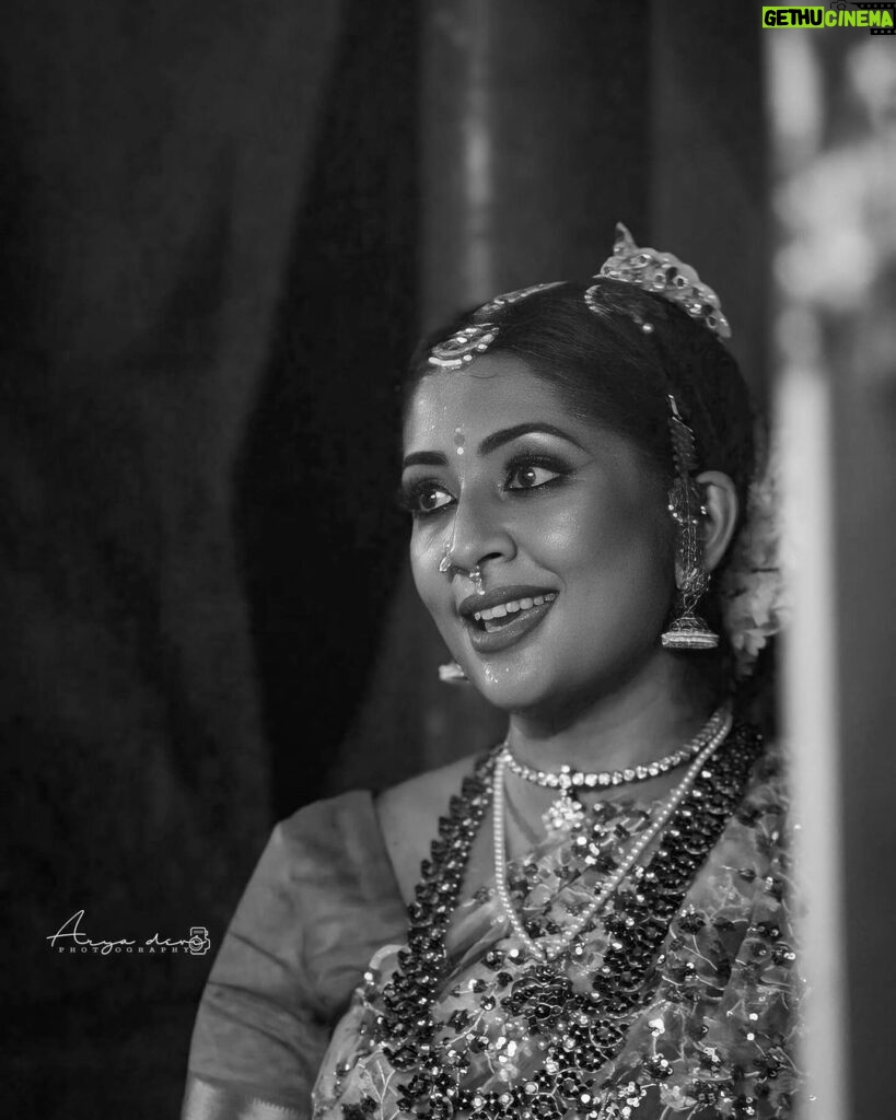 Navya Nair Instagram - Art in every move. Captured by : @_arya_devi_ #bharatnatyam #classicaldance #indianclassicaldance