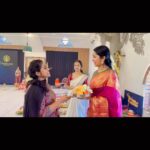 Navya Nair Instagram - ചില നിമിഷങൾ വലിയ ഉത്തരവാദിത്വം ആണ്.. എന്ടെ വാക്കുകൾക്ക് നൽകിയ ഈ പ്രാധാന്യം എന്നും മായാതെ കിടക്കും .. ദൈവം അനുഗ്രഹിക്കട്ടെ രശ്മി .. Some trust makes you cry .. #navaratrispecial #navyanair #maathangibynavya #beingateacher #eyesfilledwithtears #love #somepeoplemakeyouhappy