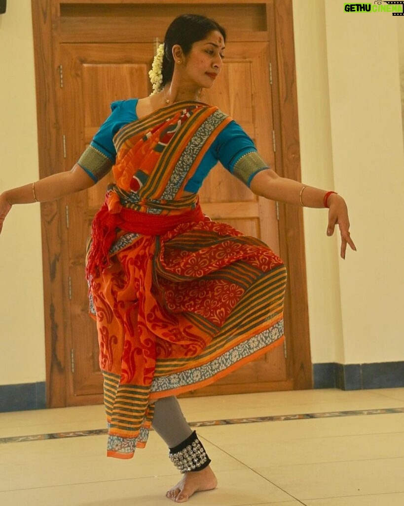 Navya Nair Instagram - Happy vijayadasami .. Glad to have started the dance in front of my students .. #navaratrispecial #startagain #dedicateyourself #bharatanatyam #classicaldancer
