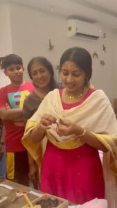 Navya Nair Instagram - ചില മനുഷ്യർ സ്നേഹിച്ചു കൊല്ലും .. എൻടെ ജീവിതത്തിലെ അത്തരം ഒരു സഹജീവി .. സന്ധ്യ Took so much time to write in malayalam , happy to learn this.. video @___namitha.___ #bdayvideos #letthisbehere #memoriesaregood #myfamily #bloodisnotthickerthanwater #nandavana