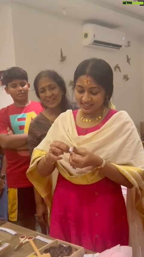 Navya Nair Instagram - ചില മനുഷ്യർ സ്നേഹിച്ചു കൊല്ലും .. എൻടെ ജീവിതത്തിലെ അത്തരം ഒരു സഹജീവി .. സന്ധ്യ Took so much time to write in malayalam , happy to learn this.. video @___namitha.___ #bdayvideos #letthisbehere #memoriesaregood #myfamily #bloodisnotthickerthanwater #nandavana