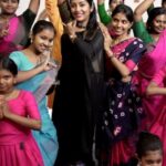 Navya Nair Instagram - പ്രായം ഡാൻസിന് ഒരു തടസ്സമല്ല. പ്രായമുള്ള സ്ത്രീകൾ തന്റെ ഡാൻസ് സ്കൂളായ മാതംഗിയിൽ നൃത്തം പഠിക്കാൻ വരുമ്പോഴുള്ള സന്തോഷത്തെ കുറിച്ച് നവ്യ നായർ പറയുന്നു. Watch Full Video on Grihalakshmi YouTube/Facebook Page. For More details / information about Mathangi by Navya Dance School:+919446595530