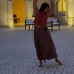 Navya Nair Instagram - Impromptu dancing .. ❤️ Jaisalmer days @suryagarh .. Revisiting the memories of this beautiful palatial house … some places you feel like going back again and suryagarh is one like that … Trips for the soul !! Video courtesy @amal_ajithkumar Wardrobe @___namitha.___ (she specially informed that i shud mention her name ) Suryagarh Resort