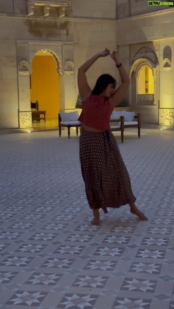 Navya Nair Instagram - Impromptu dancing .. ❤️ Jaisalmer days @suryagarh .. Revisiting the memories of this beautiful palatial house … some places you feel like going back again and suryagarh is one like that … Trips for the soul !! Video courtesy @amal_ajithkumar Wardrobe @___namitha.___ (she specially informed that i shud mention her name ) Suryagarh Resort