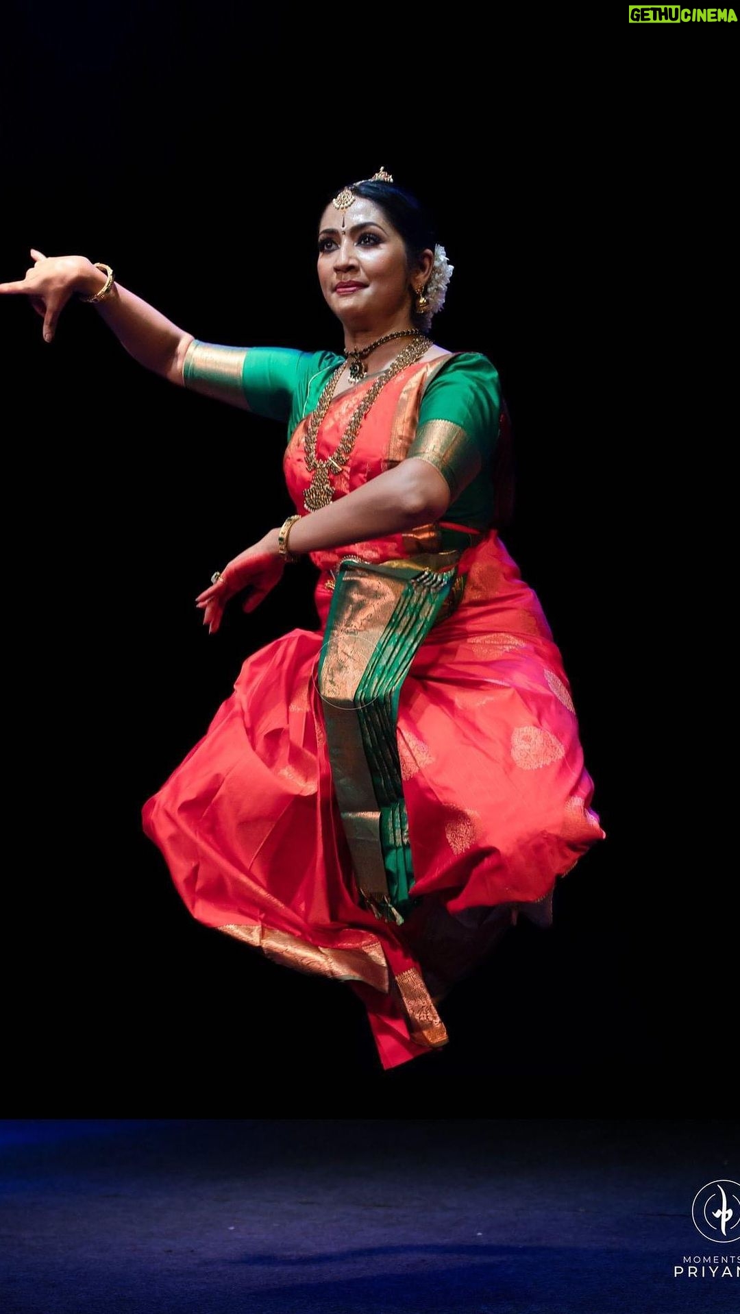 Navya Nair Instagram - Sharing glimpses of Akbar travels presents, Maathangi festival 2023, sponsored by farmfed foods in association with JTpac and Soorya, radio partner Redfm, Curated by Navya nair Maathangi festival day 1 witnessed an evening of sheer elegance and artistry with Smt Navya Nair .. @jtpac_choice @akbartravels @farmfedfoods @navyabakeshop @ksfeltdofficial @redfmmalayalam #vennalamahadevatemple #mathangifestival2023 #Day1 #bharatnatyam #NavyaNairPerformance #IndianDance #CulturalHeritage #ArtistryInMotion #festivalsinindia # festivals in kerala