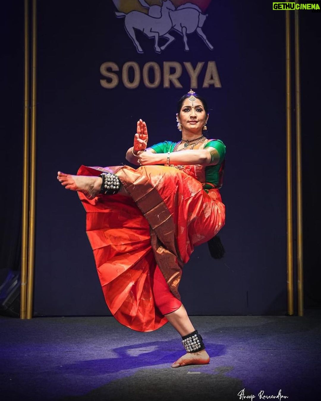 Navya Nair Instagram - Dancing @sooryafestival is a feeling for every artists .. gratitude forever and for everything to Soorya Krishnamoorthy sir .. Thankful to the overflowing crowd who have come to watch me dance and grateful for the overwhelming response through your applause .. Always indebted to God , my parents and now to my mentor and Guru , Smt : Priyadarsini Govind , who is an epitome of kindness and pure love , the one who changed my outlook towards life and dance .. Thank you akka for being with me .. Thank you @anoop_ravlat fr the clicks , the first pose is amazing šš» #bharatnatyam #NavyaNairPerformance #IndianDance #CulturalHeritage #ArtistryInMotion #festivalsinindia # festivals in kerala #dancerslife #navyanairdance