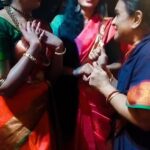 Navya Nair Instagram – വേദിയിൽ തന്റെ നൃത്തം കാണാൻ എത്തിയ പ്രശസ്ത നർത്തകിമാരായ ബ്രഗ ബസ്സൽ, ജാനകി രംഗരാജൻ @drjanakirangarajan എന്നിവരെ കണ്ടപ്പോളുള്ള ധന്യയുടെ @navyanair143 ആഹ്ലാദം, സന്തോഷം 🙏🏼 Soorya Festival