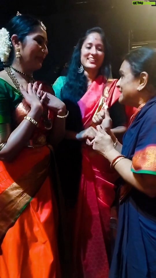 Navya Nair Instagram - വേദിയിൽ തന്റെ നൃത്തം കാണാൻ എത്തിയ പ്രശസ്ത നർത്തകിമാരായ ബ്രഗ ബസ്സൽ, ജാനകി രംഗരാജൻ @drjanakirangarajan എന്നിവരെ കണ്ടപ്പോളുള്ള ധന്യയുടെ @navyanair143 ആഹ്ലാദം, സന്തോഷം 🙏🏼 Soorya Festival