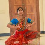 Navya Nair Instagram - Happy vijayadasami .. Glad to have started the dance in front of my students .. #navaratrispecial #startagain #dedicateyourself #bharatanatyam #classicaldancer