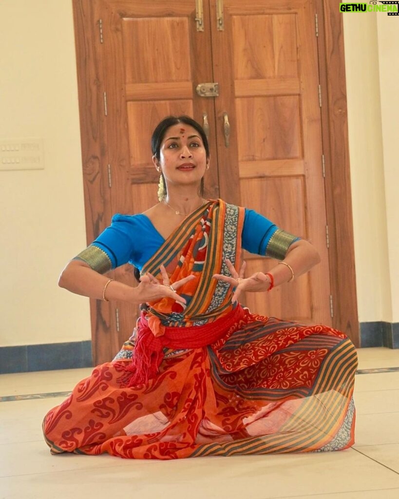 Navya Nair Instagram - Happy vijayadasami .. Glad to have started the dance in front of my students .. #navaratrispecial #startagain #dedicateyourself #bharatanatyam #classicaldancer