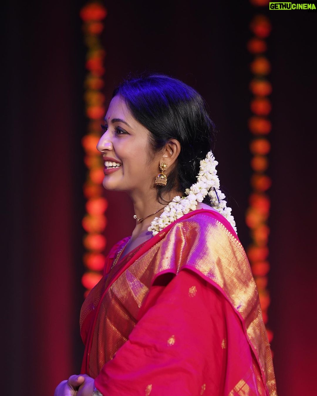 Navya Nair Instagram - And those who were seen dancing were thought to be insane by those who couldnt hear the music ❤️ Clicks by @anandhu_hari1 Saree @pichakamweaves #navyanairdance #actordancer #dancerlife #bharatanatyam #lovefordance #performer #maathangifestival2023