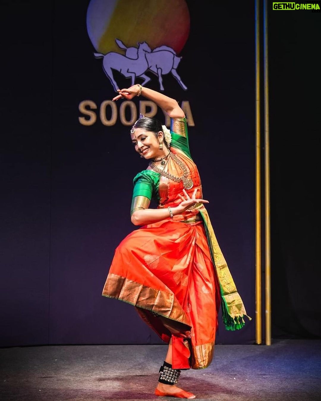 Navya Nair Instagram - Dancing @sooryafestival is a feeling for every artists .. gratitude forever and for everything to Soorya Krishnamoorthy sir .. Thankful to the overflowing crowd who have come to watch me dance and grateful for the overwhelming response through your applause .. Always indebted to God , my parents and now to my mentor and Guru , Smt : Priyadarsini Govind , who is an epitome of kindness and pure love , the one who changed my outlook towards life and dance .. Thank you akka for being with me .. Thank you @anoop_ravlat fr the clicks , the first pose is amazing šš» #bharatnatyam #NavyaNairPerformance #IndianDance #CulturalHeritage #ArtistryInMotion #festivalsinindia # festivals in kerala #dancerslife #navyanairdance