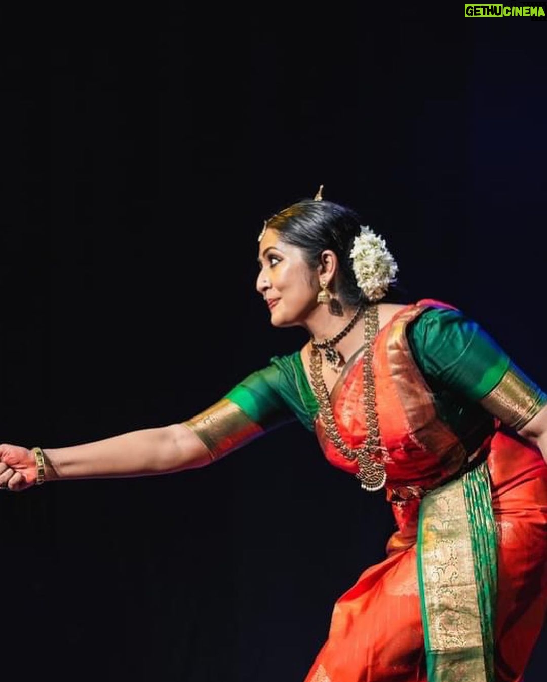 Navya Nair Instagram - Dancing @sooryafestival is a feeling for every artists .. gratitude forever and for everything to Soorya Krishnamoorthy sir .. Thankful to the overflowing crowd who have come to watch me dance and grateful for the overwhelming response through your applause .. Always indebted to God , my parents and now to my mentor and Guru , Smt : Priyadarsini Govind , who is an epitome of kindness and pure love , the one who changed my outlook towards life and dance .. Thank you akka for being with me .. Thank you @anoop_ravlat fr the clicks , the first pose is amazing šš» #bharatnatyam #NavyaNairPerformance #IndianDance #CulturalHeritage #ArtistryInMotion #festivalsinindia # festivals in kerala #dancerslife #navyanairdance
