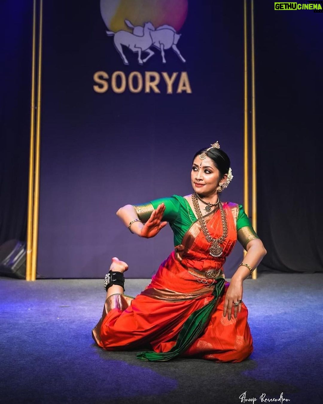 Navya Nair Instagram - Dancing @sooryafestival is a feeling for every artists .. gratitude forever and for everything to Soorya Krishnamoorthy sir .. Thankful to the overflowing crowd who have come to watch me dance and grateful for the overwhelming response through your applause .. Always indebted to God , my parents and now to my mentor and Guru , Smt : Priyadarsini Govind , who is an epitome of kindness and pure love , the one who changed my outlook towards life and dance .. Thank you akka for being with me .. Thank you @anoop_ravlat fr the clicks , the first pose is amazing šš» #bharatnatyam #NavyaNairPerformance #IndianDance #CulturalHeritage #ArtistryInMotion #festivalsinindia # festivals in kerala #dancerslife #navyanairdance