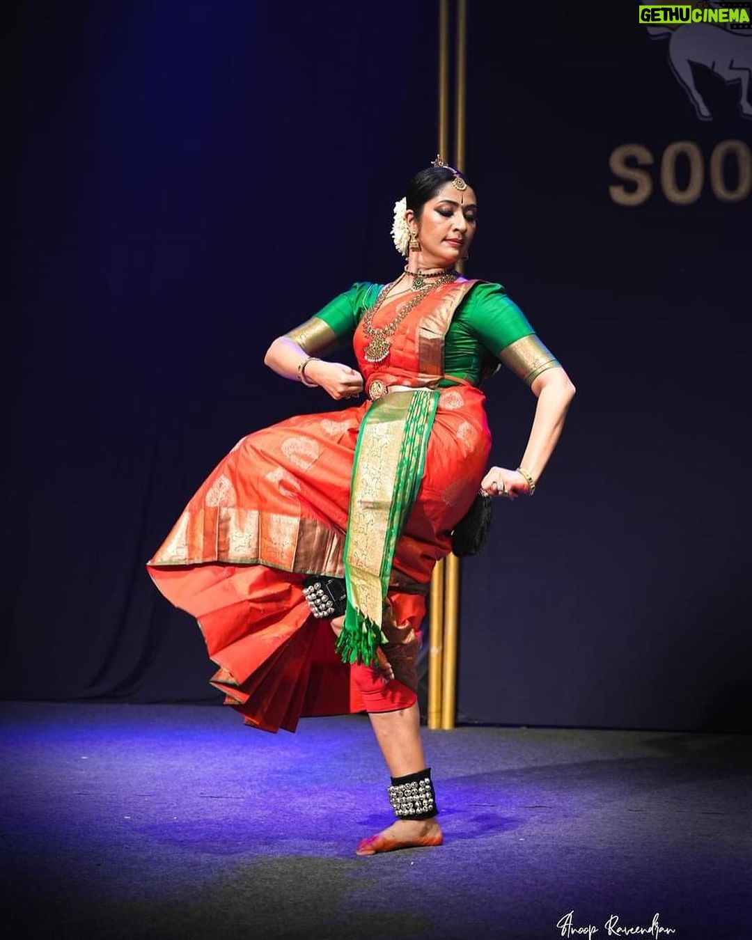 Navya Nair Instagram - Dancing @sooryafestival is a feeling for every artists .. gratitude forever and for everything to Soorya Krishnamoorthy sir .. Thankful to the overflowing crowd who have come to watch me dance and grateful for the overwhelming response through your applause .. Always indebted to God , my parents and now to my mentor and Guru , Smt : Priyadarsini Govind , who is an epitome of kindness and pure love , the one who changed my outlook towards life and dance .. Thank you akka for being with me .. Thank you @anoop_ravlat fr the clicks , the first pose is amazing šš» #bharatnatyam #NavyaNairPerformance #IndianDance #CulturalHeritage #ArtistryInMotion #festivalsinindia # festivals in kerala #dancerslife #navyanairdance