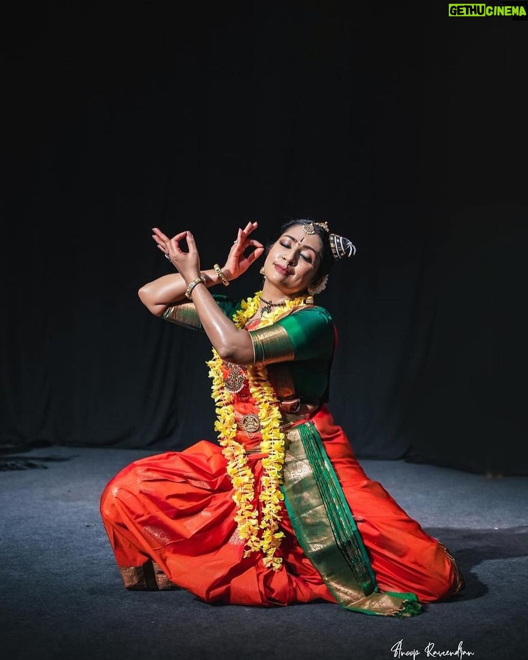 Navya Nair Instagram - Dancing @sooryafestival is a feeling for every artists .. gratitude forever and for everything to Soorya Krishnamoorthy sir .. Thankful to the overflowing crowd who have come to watch me dance and grateful for the overwhelming response through your applause .. Always indebted to God , my parents and now to my mentor and Guru , Smt : Priyadarsini Govind , who is an epitome of kindness and pure love , the one who changed my outlook towards life and dance .. Thank you akka for being with me .. Thank you @anoop_ravlat fr the clicks , the first pose is amazing šš» #bharatnatyam #NavyaNairPerformance #IndianDance #CulturalHeritage #ArtistryInMotion #festivalsinindia # festivals in kerala #dancerslife #navyanairdance