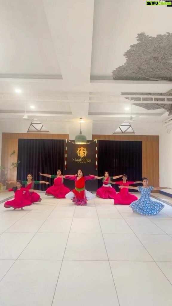 Navya Nair Instagram - “Dancing with my students fills me with energy and motivation. As performers, we must never lose the capacity to perform on stage. The stage is pure magic—it captivates you, making you never want to leave. Let’s keep inspiring and experiencing its enchantment together!” #dancingwithmystudents #maathangigirls #bharatanatyam #maathangibynavya