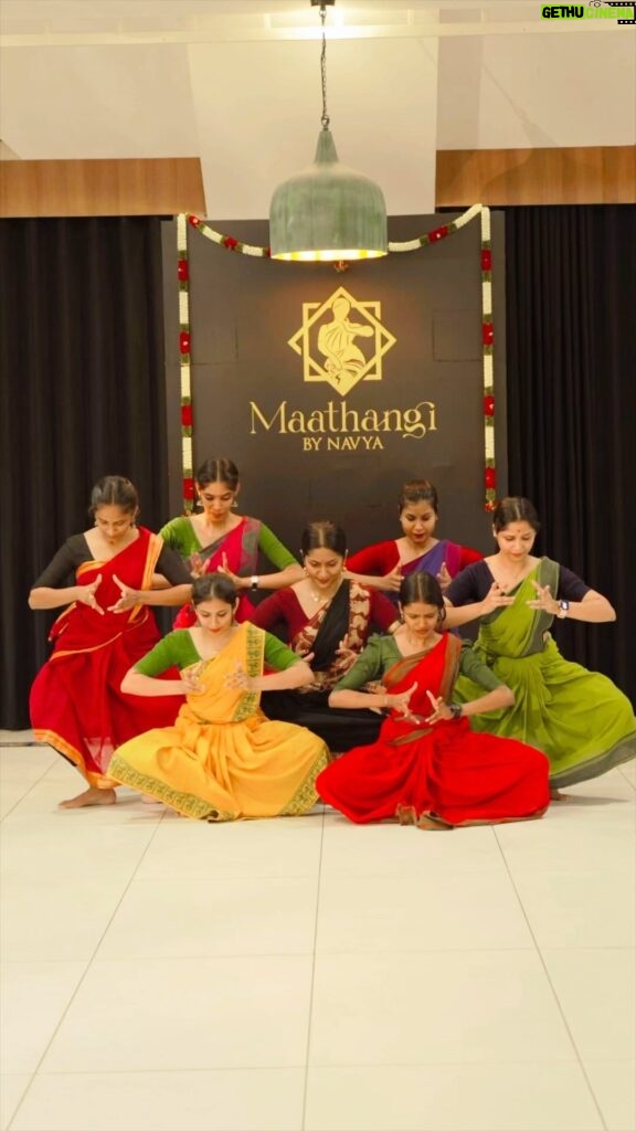 Navya Nair Instagram - Happy shivarathri 🙏🏻 #teammaathangi #sivaratri #dancers #bharatanatyam @sargaskumar @abhinayadharpana @abhinaya_dharpana @aish__varya_ @resh__ma.___ @_itsmelax